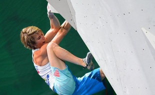 Deux grimpeuses françaises, Mélanie Sandoz, 25 ans, et Cécile Avezou, 40 ans, sont montées dimanche sur le podium des XIIe Championnats du Monde d'escalade à Paris, la première décrochant la médaille d'or dans la discipline "bloc" et la seconde la médaille d'argent dans le combiné des 3 disciplines, bloc, difficultés et vitesse