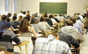 Des lycéens dans une salle de classe (illustration)