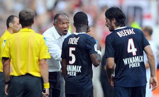 Antoine Kombouaré discute avec ses défenseurs Siaka Tiéné et Milan Bisevac, le 21 août 2011, au Parc des Princes.