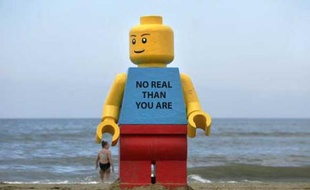 Un personnage Lego de 2,5 m de haut est apparu sur la plage de Zandvoort pendant la nuit. Personne ne sait qui l'a installé là. Pays-Bas, le 7 août 2007.