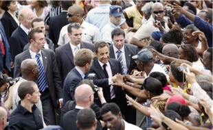La foule a accueilli Nicolas Sarkozyà son arrivée à Fort-de-France, hier.
