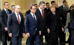 Au 1er plan, de g. à d.: les présidents russe Vladimir Poutine, français François Hollande, ukrainien Petro Porochenko et la chancelière allemande Angela Merkel, le 11 février 2015 à Minsk