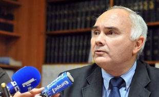Le procureur de Brest a évoqué une "nébuleuse de rumeurs" et un "malheureux concours de circonstances" pour expliquer la mort du retraité faussement accusé d'être un "pervers sexuel" et foudroyé lundi par une crise cardiaque après son interpellation à proximité d'une école de Brest.