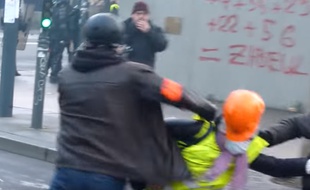 La vidéo virale d'une manifestante frappée au casque à Rennes.