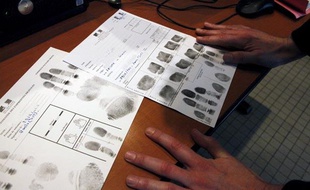 Prise d'empreintes digitales au commissariat de Police du 19e arrondissement de Paris.