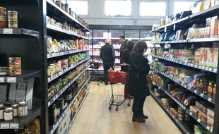 Les clients de ce supermarché coopératif ont tous des parts dans le projet et travaille dans la boutique 3 heures par mois.