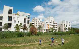 Illustration d'un parc pour enfants devant un ensemble d'immeubles de la région parisienne