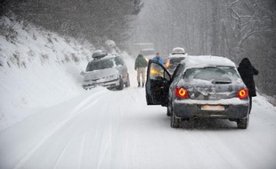 Un véhicule bloqué dans la neige sur la route vers la station des Saisies, en Savoie, le 27 décembre 2014