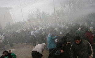 Des manifestants palestiniens, voulant briser le blocus israélien, ont forcé le point de passage entre l'Egypte et la bande de Gaza lors de heurts qui ont fait cinq blessés. Mais le calme a ensuite été rétabli.