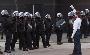 Des policiers lors d'une manifestation contre les violences policières à Montréal, le 31 mai 2020 (illustration).