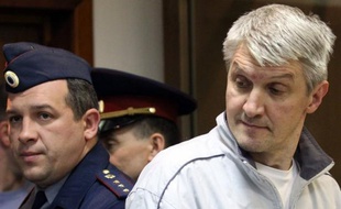 Platon Lebedev, associé de l'ex-magnat du pétrole et critique du Kremlin Mikhaïl Khodorkovski, a vu mercredi sa peine réduite de trois ans et quatre mois, et devrait être libéré en mars 2013, ont indiqué des avocats de la défense et le tribunal chargé de l'affaire.