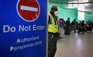 Un salarié de l'aéroport de Los Angeles porte un masque dans la zone des arrivées le 9 octobre 2014