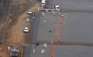 Des ingénieurs de Tepco près des réservoirs de la centrale nucléaire de Fukushima (Japon) qui auraient fui, le 6 avril 2013.