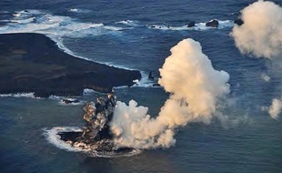 La nouvelle île apparue à mille kilomètres de Tokyo, dans l'océan Pacifique, le 20 novembre 2013.