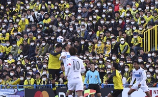 De très nombreux spectateurs portaient un masque lors du match de J-League japonaise entre Kashiwa Reysol et Hokkaido Consadole, le 22 février 2020.