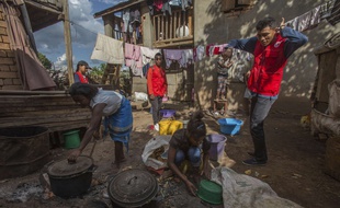 La Croix-Rouge est présente à Madagascar pour alerter la population sur l'épidémie de peste.