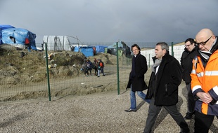 Xavier Bertrand lors d'une visite du camp d'accueil pour les migrants Jules Ferry à Calais, en février 2016.