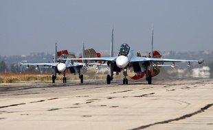 Lattaquié (Syrie), le 3 octobre 2015. Des chasseurs russes de type Sukhoi atterrissent sur la base de Hmeimim.