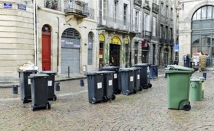 Des bacs abandonnés par leurs propriétaires place Saint-Pierre, hier midi.