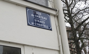 La rue du Château à Nantes a désormais sa plaque bilingue français-breton