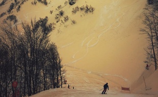 La neige orange des pistes de Sotchi, en Russie, fin mars 2018.