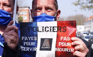 Les policiers ont manifesté en France le mardi 20 avril afin de dénoncer le verdict du procès jugé trop peu sévère à l'encontre de plusieurs hommes ayant attaqué et brûlé des policiers à Viry-Châtillon en 2016.
