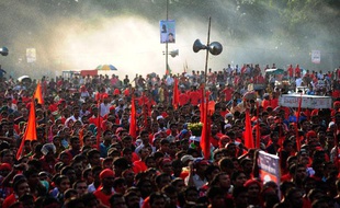 Des milliers d'ouvriers ont manifesté samedi 21 septembre 2013 pour exiger un salaire de 100 dollars par mois au Bangladesh.