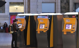 Une voyageuse achète un billet SNCF en gare de Saint-Pierre-des-Corps.