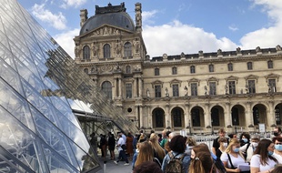 Des touristes au musée du Louvre, à Paris, le 6 juillet 2020.