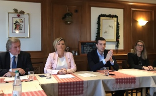 Hombeline du Parc, tête de liste RN aux municipales à Strasbourg, entourée de Jean-Luc Bader, Jordan Bardella et Virginie Joron.