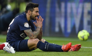 Ezequiel Lavezzi après un gros raté lors du match PSG-Lens (4-1), le 7 mars 2015.