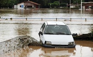 Une voiture échouée dans la rivière La Joyeuse à Saint-Palais (sud-ouest), le 4 juillet 2014 après les fortes pluies qui se sont abattues dans le sud de la France