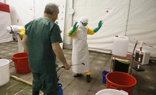 Des volontaires de la Croix-Rouge s'entraînent avant de partir en Guinée soigner les victimes d'Ebola