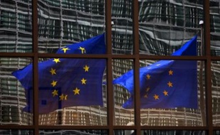 La Commission européenne s'est montrée vendredi plus pessimiste qu'auparavant dans ses prévisions pour le déficit public et la croissance de la France, selon ses prévisions économiques d'automne publiées vendredi.