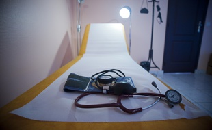 Illustration d'une consultation chez un médecin généraliste.