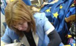 La France va ouvrir début janvier son marché du travail aux ressortissants de la Bulgarie et de la Roumanie, nouveaux membres de l'Union européenne, dans 62 métiers de sept secteurs, mais maintenir des restrictions dans les autres branches.