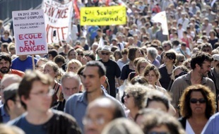 L'appel à la grève lancé dans l'Education nationale pour la journée de mardi contre les suppressions de postes sera suivi dans les écoles primaires de 52 départements, selon un décompte publié lundi par le SNUipp-FSU, premier syndicat du premier degré
