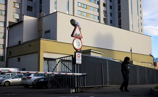 Un agent de sécurité patrouille à l'extérieur d'un bâtiment qui abrite le bureau d'information de l'OTAN à Moscou, que la Russie a annoncé qu'elle allait fermer.