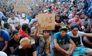 Des centaines de migrants assis devant la gare de Budapest, le 2 septembre 2015 en Hongrie