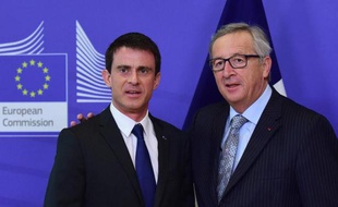Le Premier ministre français Manuel Valls accueilli par le président de la Commission européenne Jean-Claude Juncker, le 18 mars 2015 à Bruxelles