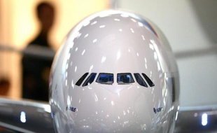 Airbus devance son concurrent américain Boeing à la fin du troisième trimestre avec 1.062 commandes nettes engrangées depuis le début de l'année, mais l'avionneur européen est toujours à la peine sur les ventes de son A380.