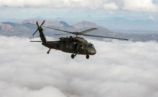 Un hélicoptère UH-60 Black Hawk de l'armée américaine lors d'un vol en Arizona, le 4 mars 2015