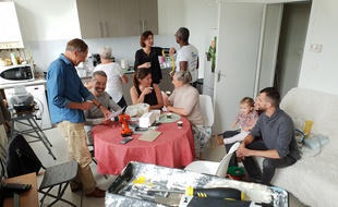 Christiane habite désormais un appartement refait à neuf.