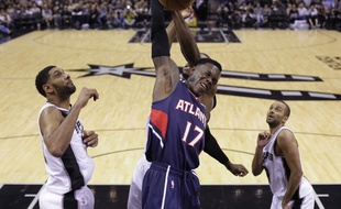 Le meneur allemand des Atlanta Hawks, Dennis Schröder, dunke sous les yeux de Tony Parker, le 5 novembre 2014.