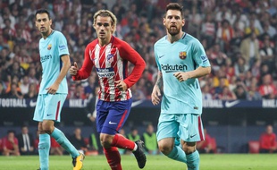 Antoine Griezmann aux côtés de Leo Messi lors d'Atletico Madrid-Barcelone, le 14 octobre 2017.