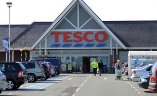 La chaîne britannique de supermarchés Tesco a à son tour annoncé mercredi qu'elle allait cesser de s'approvisionner auprès d'une usine irlandaise impliquée dans le scandale des steaks hachés contenant de la viande de cheval, estimant avoir été trompée sur l'origine des produits.