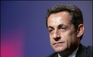 Deux nouveaux sondages Ipsos et BVA rendus publics mercredi donnent Nicolas Sarkozy vainqueur de l'élection présidentielle par 52% contre 48% à Ségolène Royal qui perd également du terrain dans les intentions de vote au 1er tour.