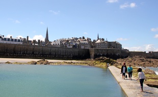Les remparts de Saint-Malo vus depuis la plage.