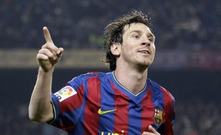 Lionel Messi célèbre son 100e but en match officiel sous les couleurs de Barcelone, le 16 janvier 2010 face à Séville.