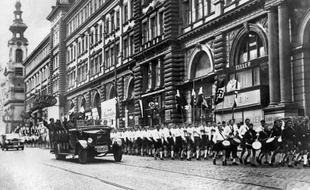 Les troupes nazis lors d'une parade dans les rues de Vienne, en Autriche, le 15 mars 1938.